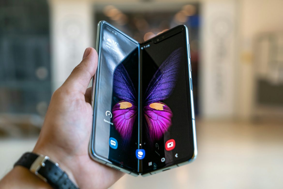 New Foldable Smartphones with AI Features: Samsung Flip6 and Fold6